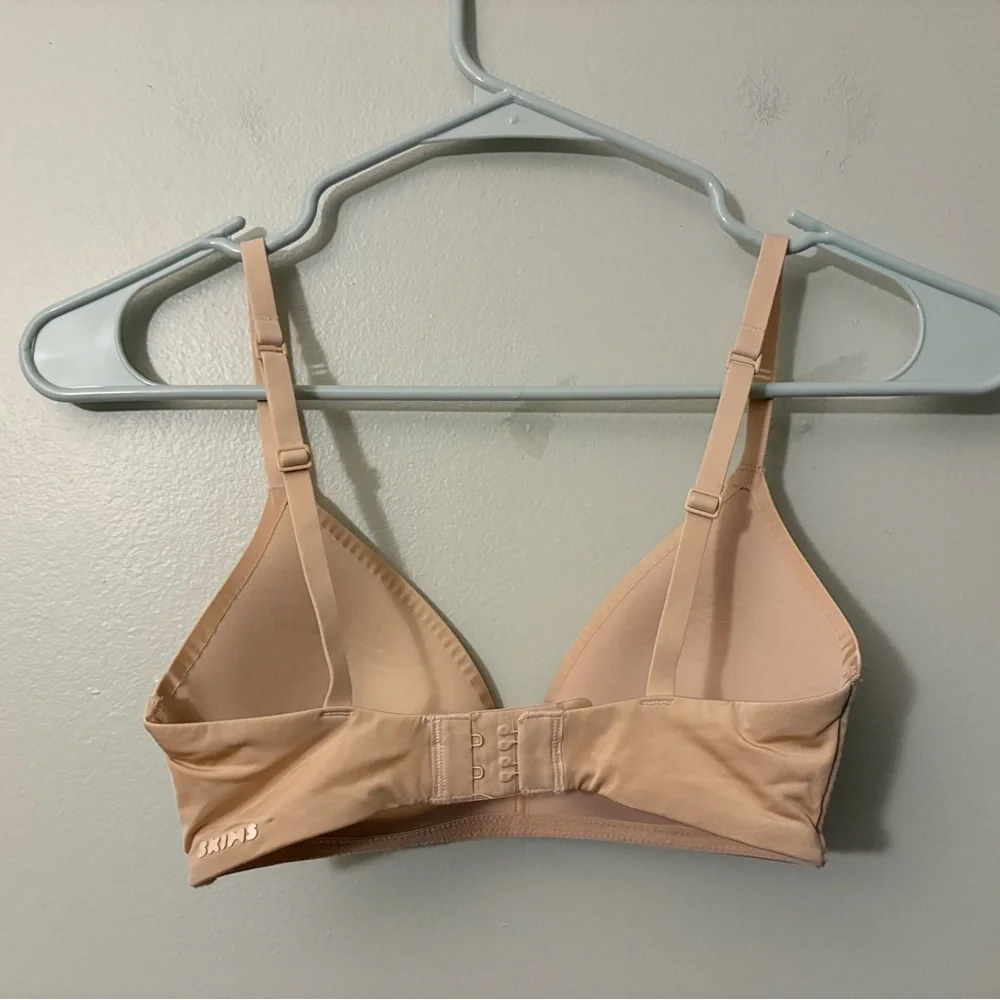 Skims Seamless Nude Wireless Bra, Size 30A Women’s - Picture 2 of 3